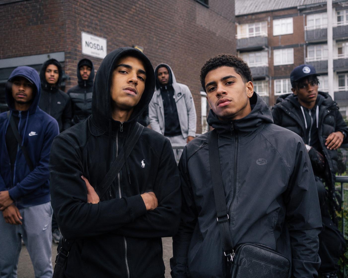 Twee jongeren ontspannen samen
